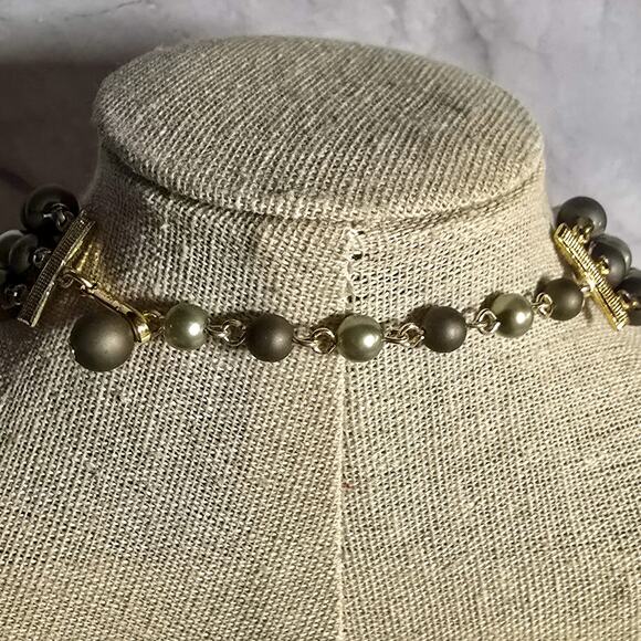 VINTAGE 3 strand iridescent bead & pearl necklace and matching clip on earrings - Picture 5 of 13